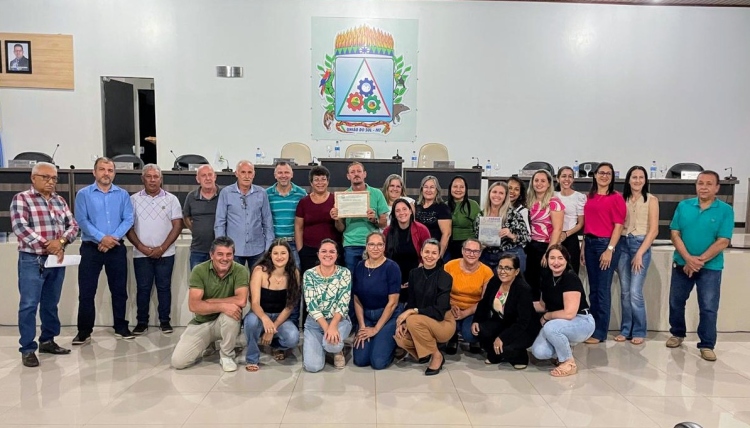 Profissionais da Escola Municipal Matilde Altenhofen s&atilde;o homenageados pela C&acirc;mara de vereadores. (Resumo da 12&ordf; Sess&atilde;o Ordin&aacute;ria)