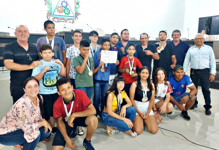 Sess&atilde;o &eacute; marcada por homenagem a atletas de Muay Thai