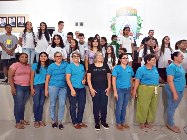 Alunos, pais e profissionais da Educa&ccedil;&atilde;o lotam C&acirc;mara na &uacute;ltima Sess&atilde;o do ano. Vereadores aprovam Or&ccedil;amento Municipal para 2023