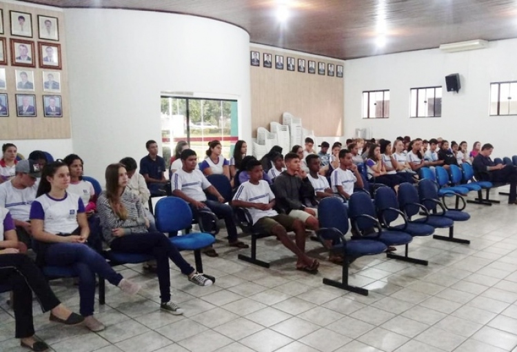 Sob o tema &ldquo;Democracia&rdquo;, alunos da Escola Estadual participam de Sess&atilde;o na C&acirc;mara