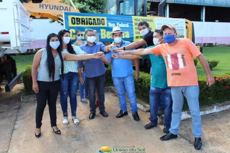 Vereadores participam de ato de entrega de maquin&aacute;rios em Uni&atilde;o do Sul